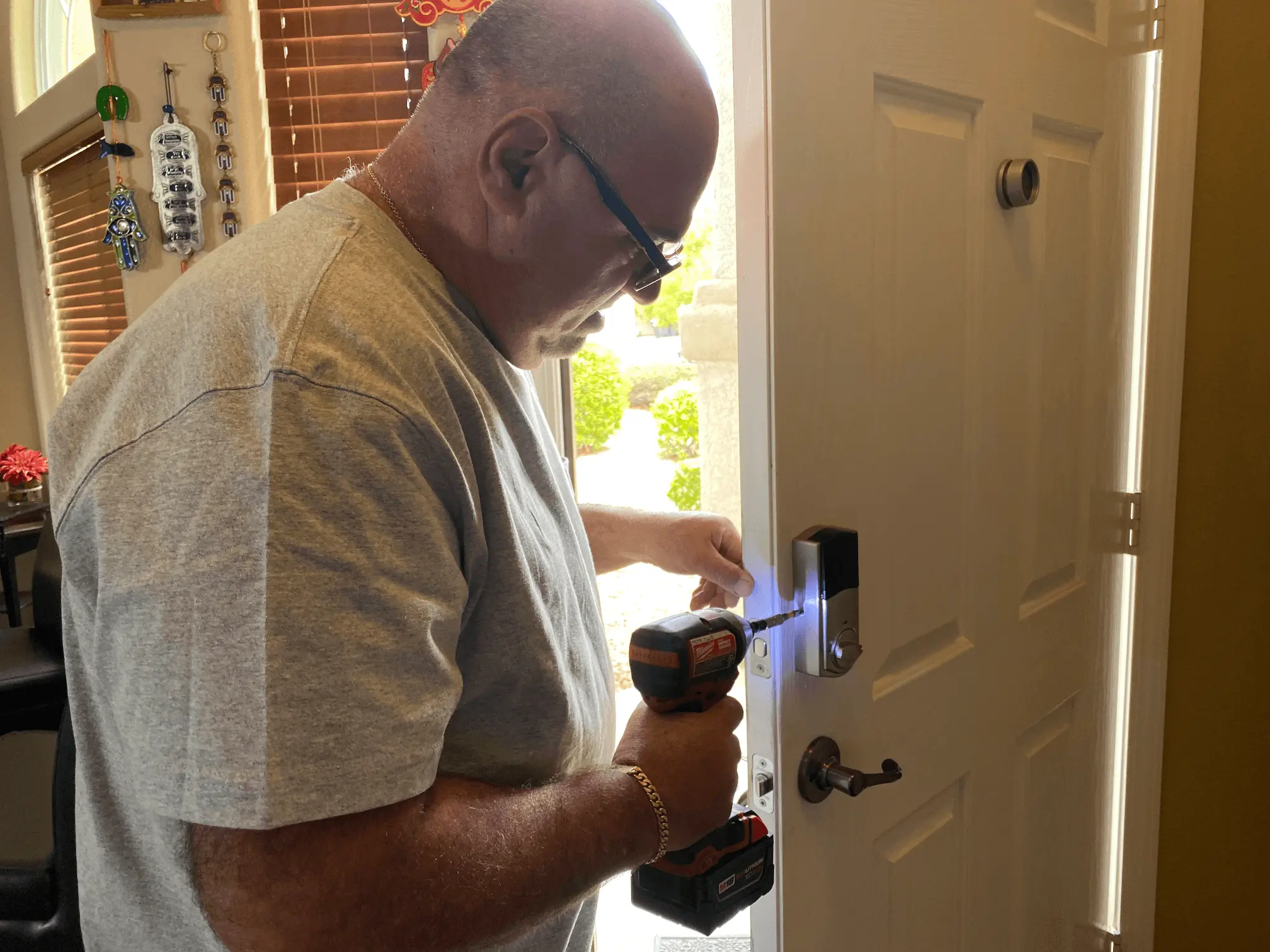 24/7 locksmith in Paradise providing residential key replacement